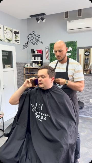 Mersad šiša klijenta u salonu